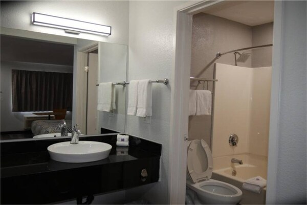 Foto van 1 Queensize Bed | Mobil Access Tub | Ns Keuken - Vakantiehuis in Tacoma - Facilities