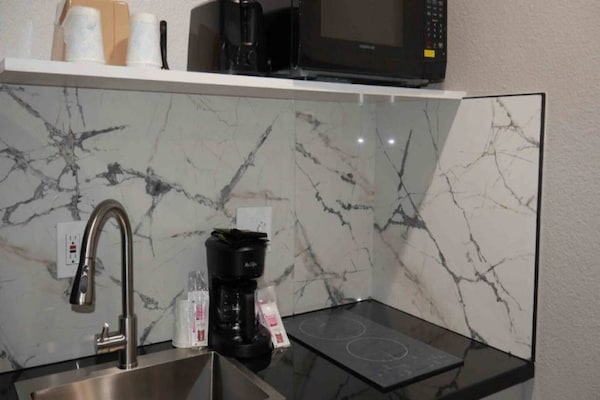 Foto van 1 Queensize Bed | Mobil Access Tub | Ns Keuken - Vakantiehuis in Tacoma - Kitchen