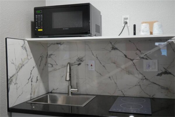 Foto van 1 Queensize Bed | Mobil Access Tub | Ns Keuken - Vakantiehuis in Tacoma - Facilities