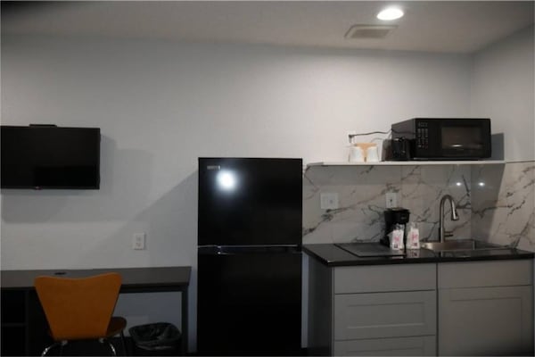 Foto van 1 Queensize Bed | Mobil Access Tub | Ns Keuken - Vakantiehuis in Tacoma - Facilities
