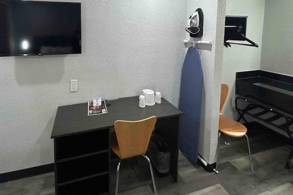 Foto van 1 Queensize Bed | Mobil Access Tub | Ns Keuken - Vakantiehuis in Tacoma - Facilities