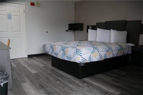 Foto van 1 Queensize Bed | Mobil Access Tub | Ns Keuken - Vakantiehuis in Tacoma - BedRoom