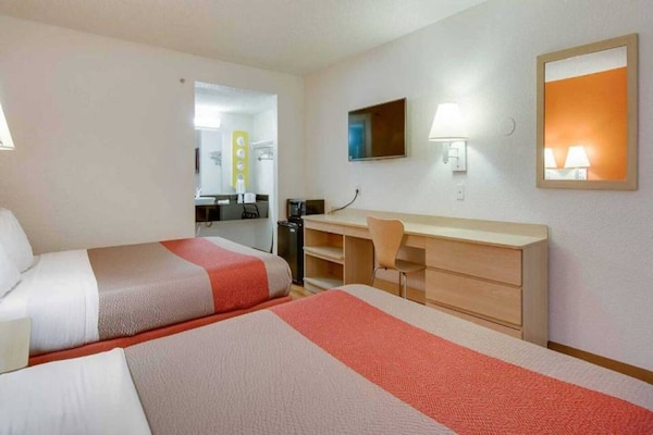 Foto van 1 tweepersoonsbed (Queensize) | Koelkast - Vakantiehuis in Tacoma - BedRoom