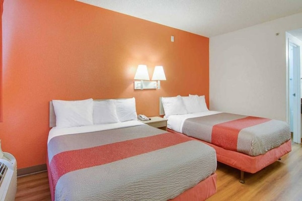 Foto van 1 tweepersoonsbed (Queensize) | Koelkast - Vakantiehuis in Tacoma - BedRoom