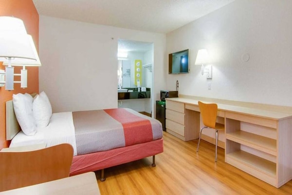 Foto van 1 tweepersoonsbed (Queensize) | Koelkast - Vakantiehuis in Tacoma - BedRoom