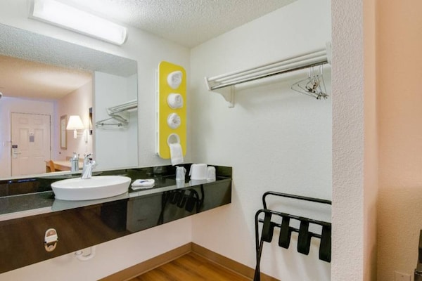 Foto van 1 tweepersoonsbed (Queensize) | Koelkast - Vakantiehuis in Tacoma - BedRoom