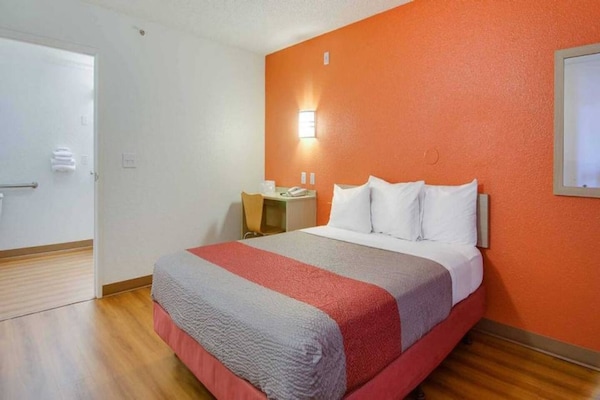 Foto van 1 tweepersoonsbed (Queensize) | Koelkast - Vakantiehuis in Tacoma - BedRoom