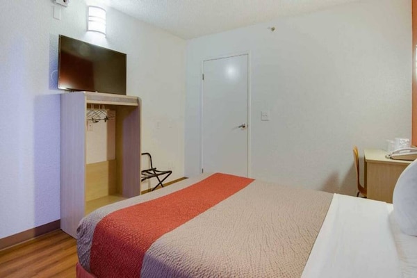 Foto van 1 tweepersoonsbed (Queensize) | Koelkast - Vakantiehuis in Tacoma - BedRoom