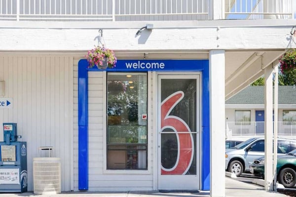 Foto van 1 tweepersoonsbed (Queensize) | Koelkast - Vakantiehuis in Tacoma - ExteriorSummer