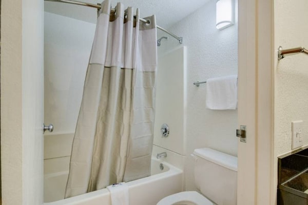 Foto van 1 tweepersoonsbed (Queensize) | Koelkast - Vakantiehuis in Tacoma - BedRoom