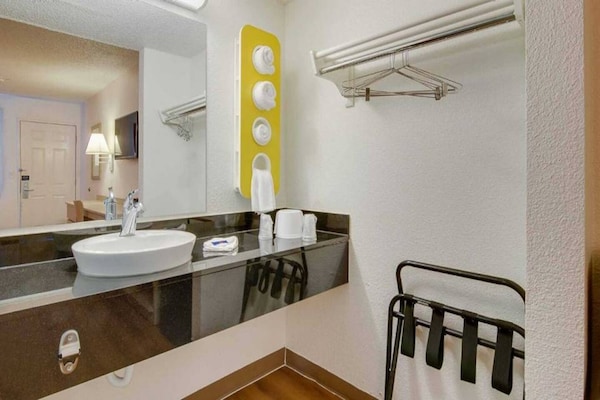Foto van 1 tweepersoonsbed (Queensize) | Koelkast - Vakantiehuis in Tacoma - BathRoom