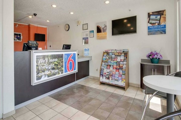 Foto van 1 tweepersoonsbed (Queensize) | Koelkast - Vakantiehuis in Tacoma - FloorPlan