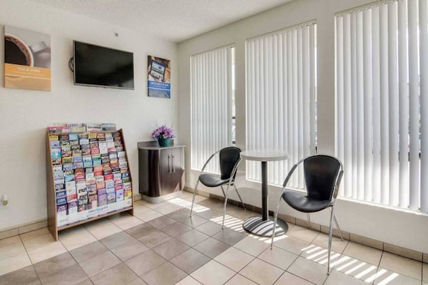 Foto van 1 tweepersoonsbed (Queensize) | Koelkast - Vakantiehuis in Tacoma - FloorPlan