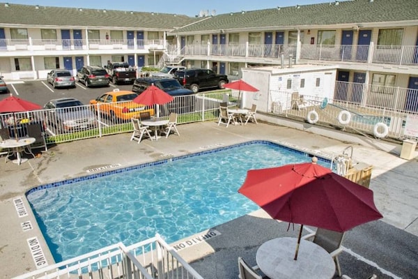 Foto van 1 tweepersoonsbed (Queensize) | Koelkast - Vakantiehuis in Tacoma - Pool