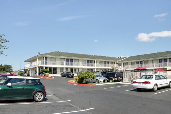 Foto van 1 tweepersoonsbed (Queensize) | Koelkast - Vakantiehuis in Tacoma - ExteriorSummer