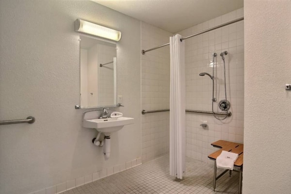 Foto van 1 tweepersoonsbed (queensize) | Magnetron (magnetron), rookvrij - BathRoom