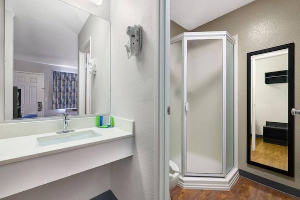 Foto van 1 tweepersoonsbed | Rolstoeltoegankelijke/RI-douche - BathRoom