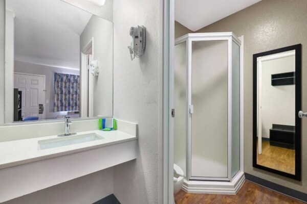 Foto van 1 tweepersoonsbed (Queensize) | Koelkast - Vakantiehuis in Kirkland - BathRoom