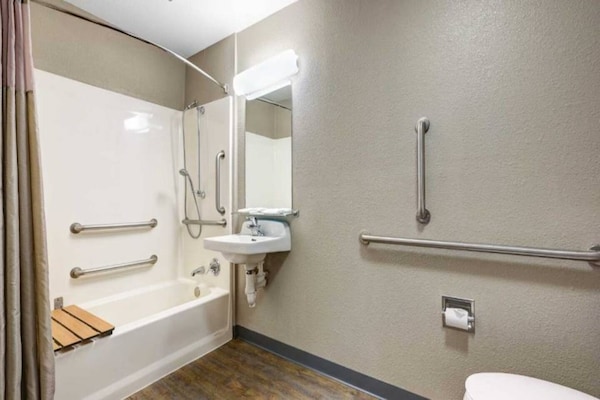 Foto van 1 tweepersoonsbed (Queensize) | Koelkast - Vakantiehuis in Kirkland - BathRoom