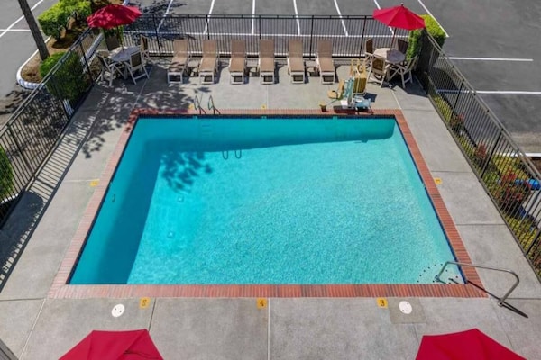 Foto van 1 tweepersoonsbed (Queensize) | Koelkast - Vakantiehuis in Kirkland - Pool