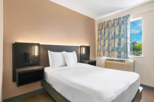 Foto van 1 tweepersoonsbed (Queensize) | Koelkast - Vakantiehuis in Kirkland - BedRoom