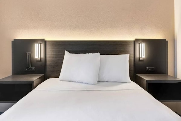 Foto van 1 tweepersoonsbed (Queensize) | Koelkast - Vakantiehuis in Kirkland - BedRoom