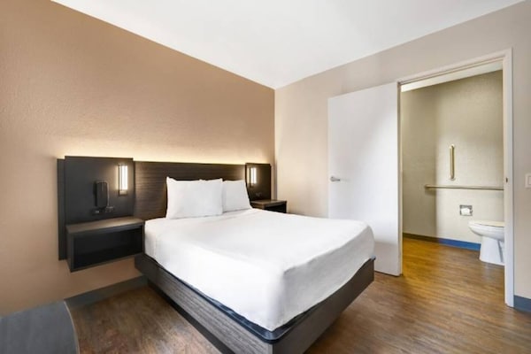 Foto van 1 tweepersoonsbed - 1 eenpersoonsbed | Premium minikoelkast - BedRoom