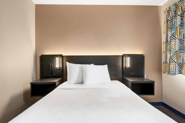 Foto van 1 tweepersoonsbed - 1 eenpersoonsbed | Premium minikoelkast - BedRoom