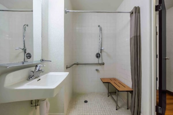 Foto van 1 tweepersoonsbed (queensize) | Rookvrij, Keuken - Vakantiehuis in SeaTac - BathRoom