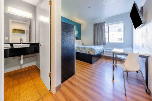 Foto van 1 tweepersoonsbed (Queensize) | Badkuip met mobiele toegang (Nsmk Micfridg) - BedRoom