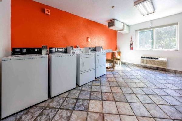Foto van 1 tweepersoonsbed (Queensize) | Badkuip met mobiele toegang (Nsmk Micfridg) - Facilities