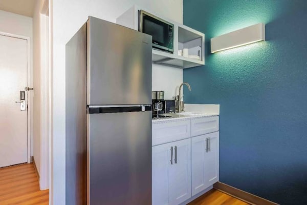 Foto van 1 tweepersoonsbed (Queensize) | Badkuip met mobiele toegang (Nsmk Micfridg) - Kitchen