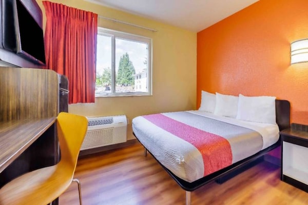 Foto van 1 tweepersoonsbed (Queensize) | Badkuip met mobiele toegang (Nsmk Micfridg) - BedRoom