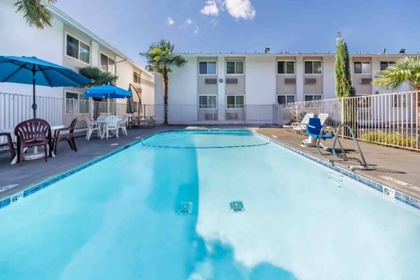 Foto van 1 tweepersoonsbed (queensize) | Rookvrij - Vakantiehuis in Seattle - Pool