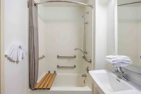 Foto van 1 tweepersoonsbed | Toegankelijk voor mensen met een mobiliteitsbeperking RI Shwr, Nsmk - BathRoom