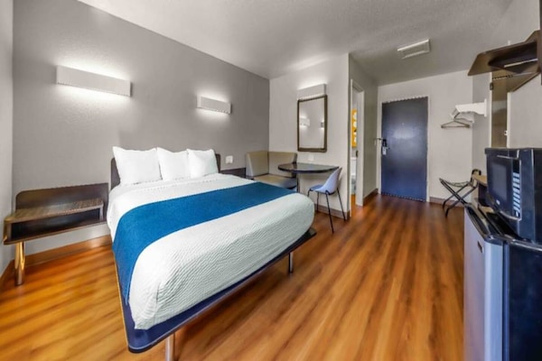 Foto van 1 tweepersoonsbed | Toegankelijk voor mensen met een mobiliteitsbeperking RI Shwr, Nsmk - BedRoom