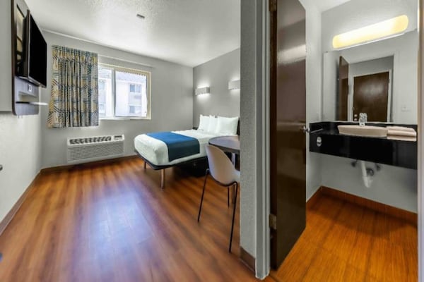 Foto van 1 tweepersoonsbed | Toegankelijk voor mensen met een mobiliteitsbeperking RI Shwr, Nsmk - BedRoom
