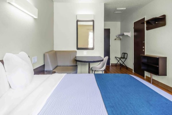 Foto van 1 tweepersoonsbed (queensize) | Niet-roken, koelkast (Micfridge) - BedRoom