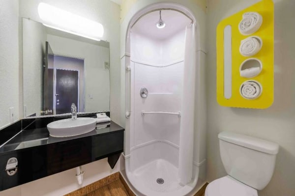 Foto van 1 tweepersoonsbed (queensize) | Niet-roken, koelkast (Micfridge) - BathRoom