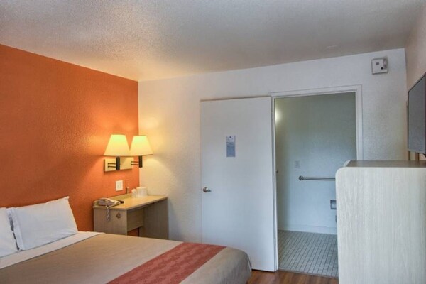 Foto van 1 tweepersoonsbed | Douche conform ADA/RI-normen - Vakantiehuis in Everett - Facilities