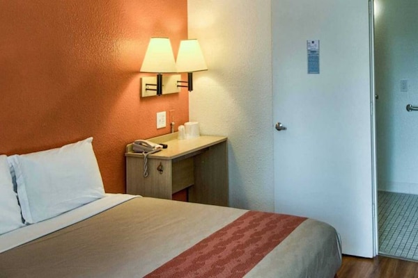 Foto van 1 tweepersoonsbed | Douche conform ADA/RI-normen - Vakantiehuis in Everett - BedRoom