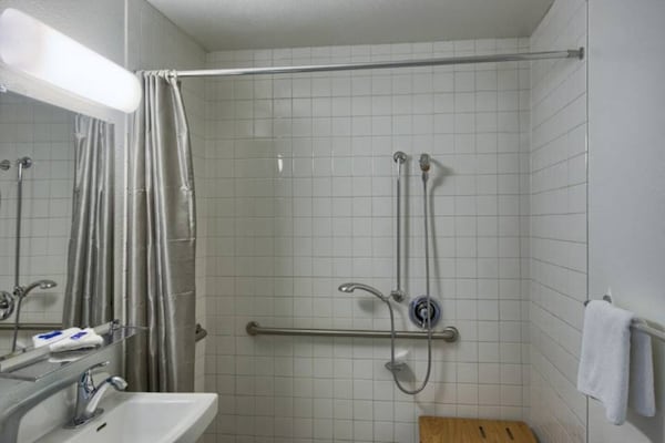 Foto van 1 tweepersoonsbed (Queensize) | Koelkast - Vakantiehuis in Everett - Facilities