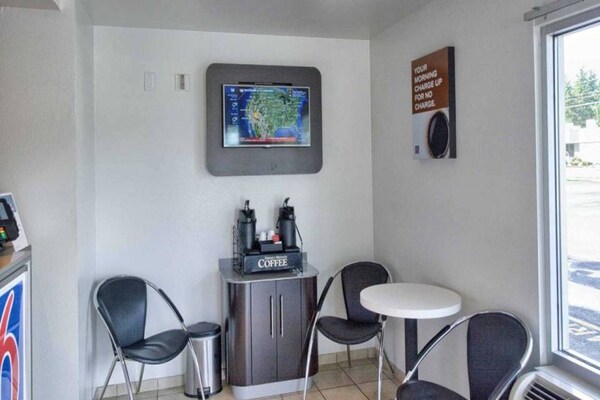 Foto van 1 tweepersoonsbed (Queensize) | Koelkast - Vakantiehuis in Everett - FloorPlan