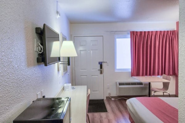 Foto van 1 tweepersoonsbed (Queensize) | Koelkast - Vakantiehuis in Everett - BedRoom