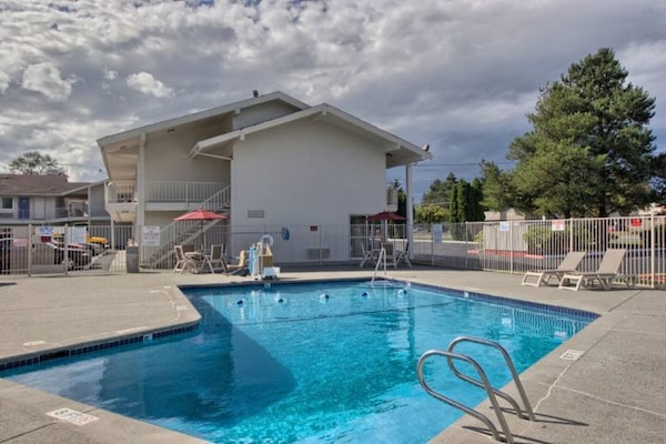 Foto van 1 tweepersoonsbed (Queensize) | Koelkast - Vakantiehuis in Everett - Pool