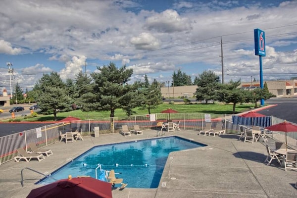 Foto van 1 tweepersoonsbed (Queensize) | Koelkast - Vakantiehuis in Everett - Pool