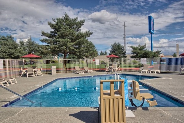 Foto van 1 tweepersoonsbed (Queensize) | Koelkast - Vakantiehuis in Everett - Pool