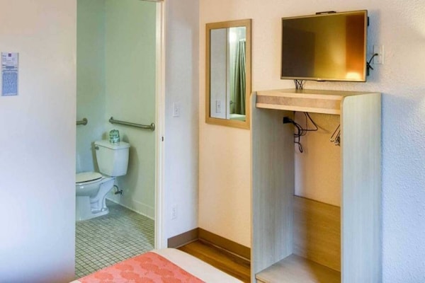 Foto van 1 tweepersoonsbed (Queensize) | Koelkast - Vakantiehuis in Everett - BedRoom
