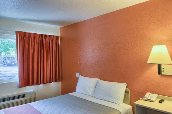 Foto van 1 tweepersoonsbed (Queensize) | Koelkast - Vakantiehuis in Everett - BedRoom