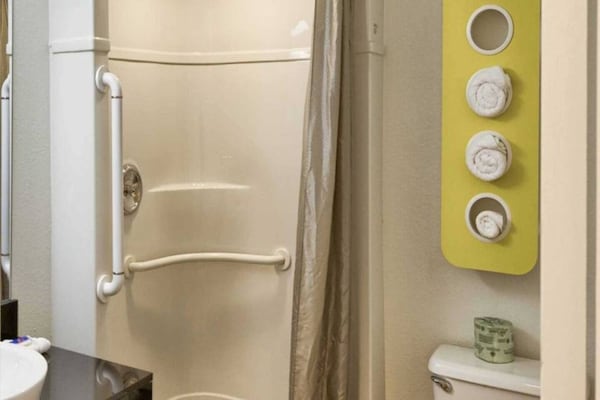 Foto van 1 tweepersoonsbed (Queensize) | Koelkast - Vakantiehuis in Everett - BathRoom